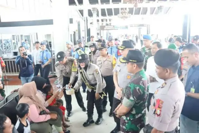 Jelang Nataru, Kapolresta Bersama Dandim Tinjau Situasi Terminal I Bandara Soetta Jelang Nataru, Kapolresta Bersama Dandim Tinjau Situasi Terminal I Bandara Soetta