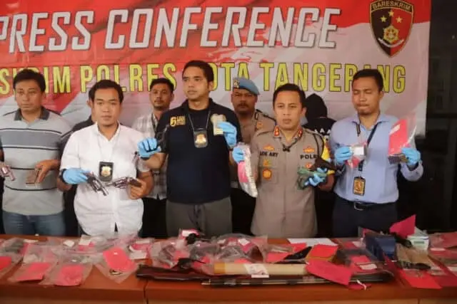 Jual-Beli Senjata Ilegal, Sembilan Senpi dan Ratusan Butir Peluru Tajam Diamankan Polresta Tangerang Jual-Beli Senjata Ilegal, Sembilan Senpi dan Ratusan Butir Peluru Tajam Diamankan Polresta Tangerang