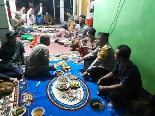 Kapolsek Cisauk Takziah 100 Hari Meninggalnya Istri Wartawan Kapolsek Cisauk Takziah 100 Hari Meninggalnya Istri Wartawan