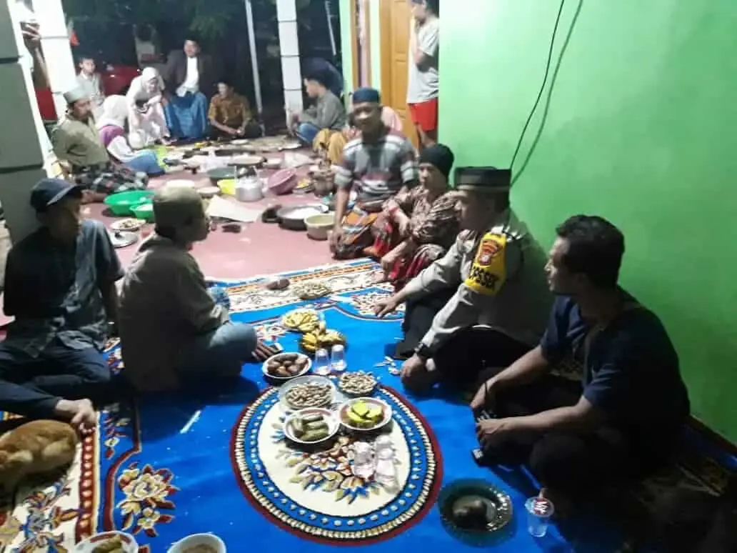 Kapolsek Cisauk Takziah 100 Hari Meninggalnya Istri Wartawan 