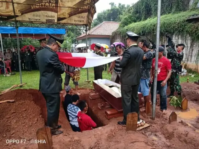Danramil 01 Tangerang Dimakamkan Secara Militer Danramil 01 Tangerang Dimakamkan Secara Militer