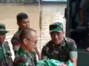 Danrem 052/Wkr dan PLH Kasiops Evakuasi Bayi dari Kepungan Banjir Danrem 052/Wkr dan PLH Kasiops Evakuasi Bayi dari Kepungan Banjir