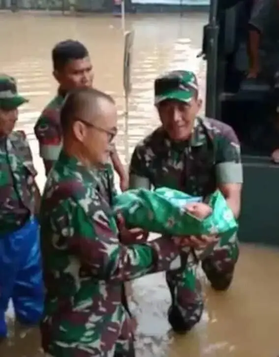 Danrem 052/Wkr dan PLH Kasiops Evakuasi Bayi dari Kepungan Banjir Danrem 052/Wkr dan PLH Kasiops Evakuasi Bayi dari Kepungan Banjir