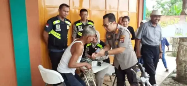 Polresta Tangerang Terjunkan Tim Kesehatan di Lokasi Banjir Polresta Tangerang Terjunkan Tim Kesehatan di Lokasi Banjir