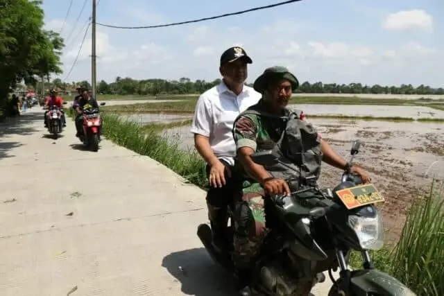 Bupati Zaki Blusukan Naik Motor ke Lokasi Banjir di Cisoka dan Solear Bupati Zaki Blusukan Naik Motor ke Lokasi Banjir di Cisoka dan Solear