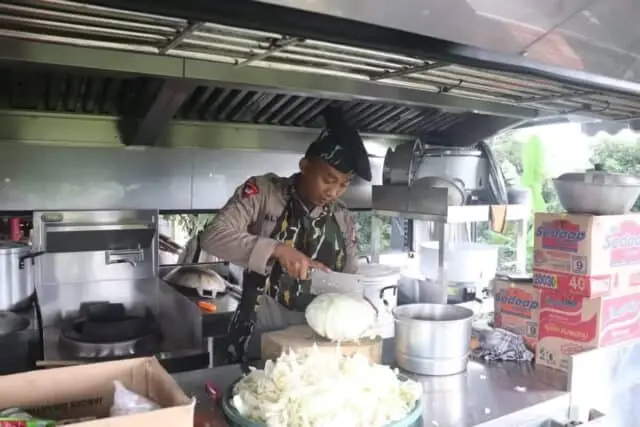 Pasca Banjir, Sat Brimobda Banten Kerahkan Mobil Dapur Untuk Warga Pasca Banjir, Sat Brimobda Banten Kerahkan Mobil Dapur Untuk Warga