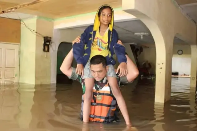 Dramastis, Dandim 0506 Tangerang Evakuasi Anak dari Kepungan Banjir Dramastis, Dandim 0506 Tangerang Evakuasi Anak dari Kepungan Banjir