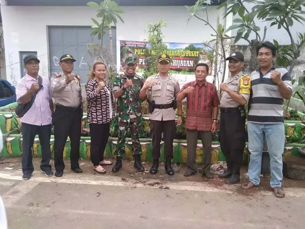 Peduli Lingkungan, Polsek Senen Hijaukan Bumi di Wilayah Hukumnya
