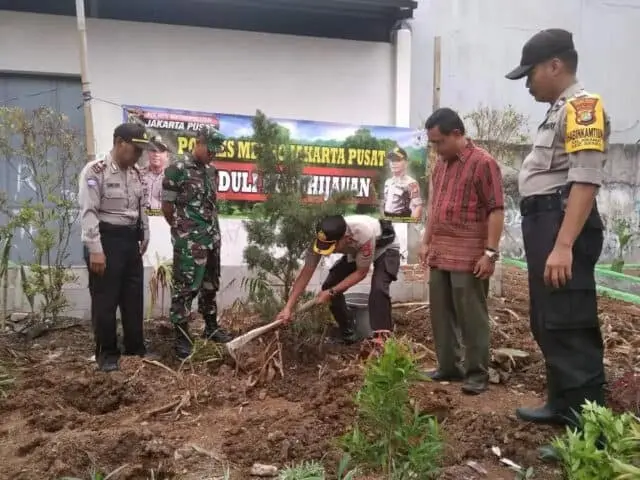 Peduli Lingkungan, Polsek Senen Hijaukan Bumi di Wilayah Hukumnya Peduli Lingkungan, Polsek Senen Hijaukan Bumi di Wilayah Hukumnya