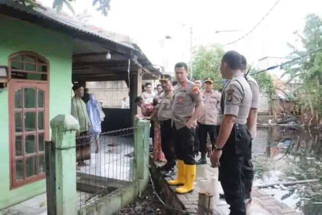 Pasca Banjir, Polresta Bandara Soetta Gelar Kerja Bhakti Pembersihan Mushalla Pasca Banjir, Polresta Bandara Soetta Gelar Kerja Bhakti Pembersihan Mushalla