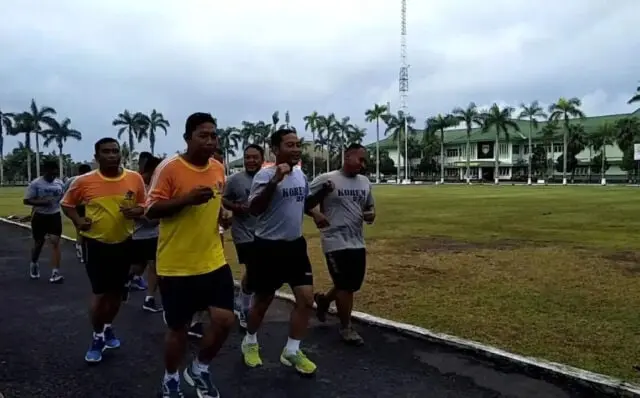 Awali Tugas Di Awal Tahun, Prajurit Wijayakusuma Laksanakan Aerobik Guna Jaga Kebugaran Awali Tugas Di Awal Tahun, Prajurit Wijayakusuma Laksanakan Aerobik Guna Jaga Kebugaran