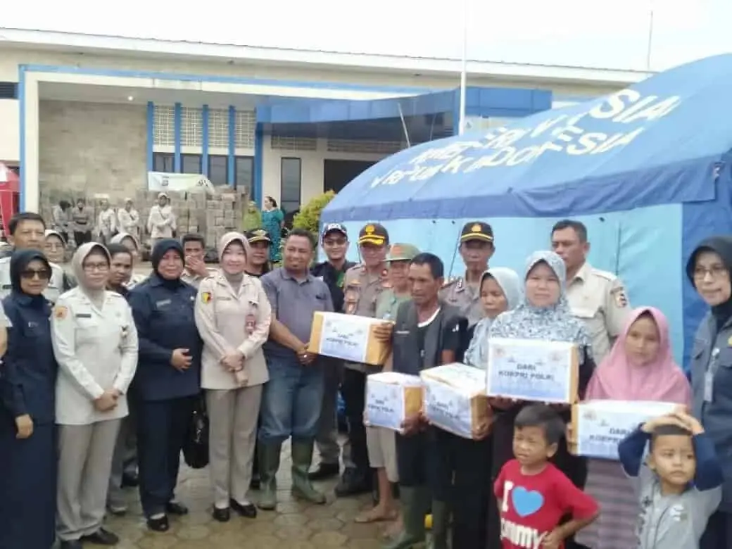 Biddokes Polda Banten Bhakti Kesehatan di Lokasi Pengungsian Banjir Lebak