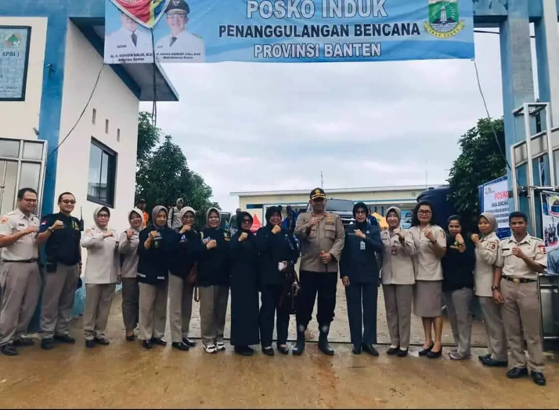 Biddokes Polda Banten Bhakti Kesehatan di Lokasi Pengungsian Banjir Lebak