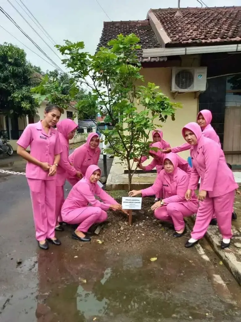 Peduli Penghijauan, Polsek Curug Laksanakan Penanaman Pohon Serentak Peduli Penghijauan, Polsek Curug Laksanakan Penanaman Pohon Serentak