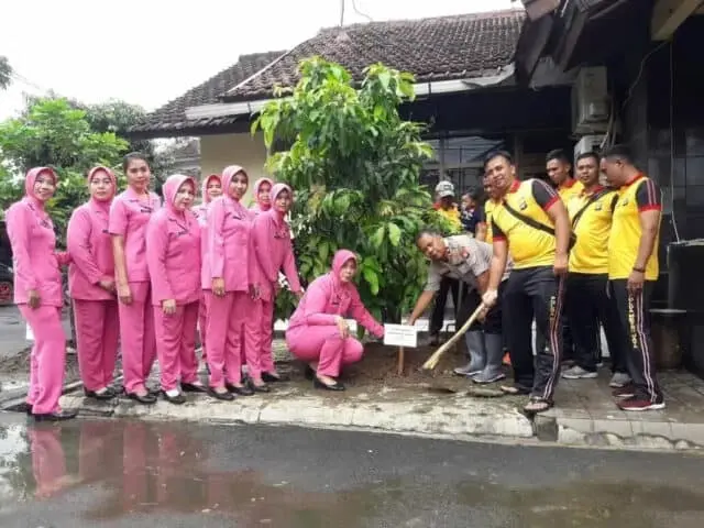 Peduli Penghijauan, Polsek Curug Laksanakan Penanaman Pohon Serentak Peduli Penghijauan, Polsek Curug Laksanakan Penanaman Pohon Serentak