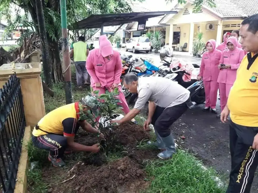 Peduli Penghijauan, Polsek Curug Laksanakan Penanaman Pohon Serentak