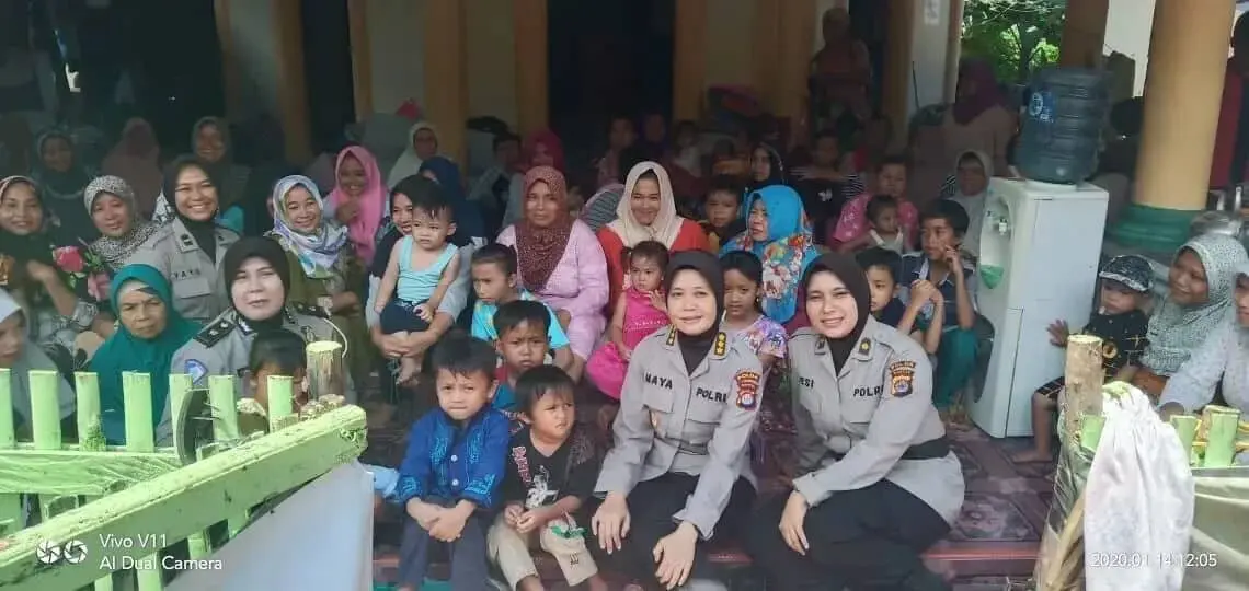 Pasca Banjir, Polwan Polda Banten Salurkan Bantuan Kepada Warga