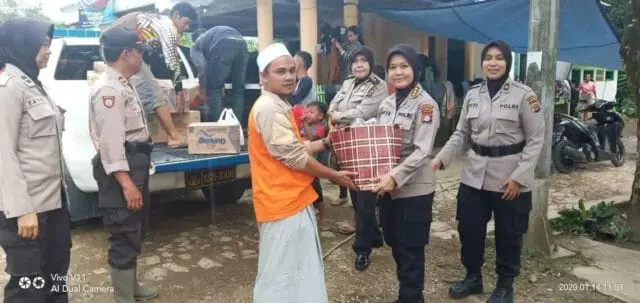 Pasca Banjir, Polwan Polda Banten Salurkan Bantuan Kepada Warga Pasca Banjir, Polwan Polda Banten Salurkan Bantuan Kepada Warga