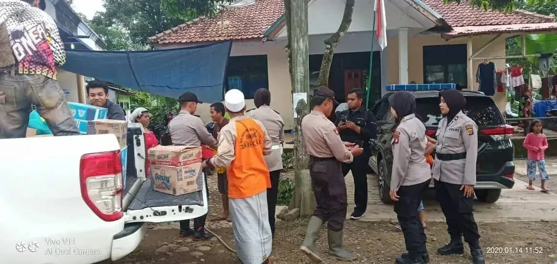 Pasca Banjir, Polwan Polda Banten Salurkan Bantuan Kepada Warga