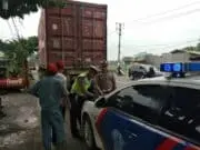 Satlantas Polresta Tangerang Tilang Kendaraan Parkir di Bahu Jalan Satlantas Polresta Tangerang Tilang Kendaraan Parkir di Bahu Jalan
