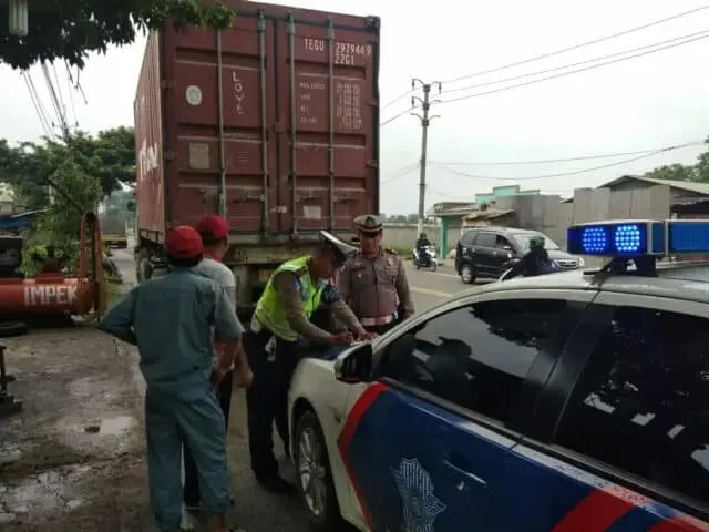 Satlantas Polresta Tangerang Tilang Kendaraan Parkir di Bahu Jalan Satlantas Polresta Tangerang Tilang Kendaraan Parkir di Bahu Jalan