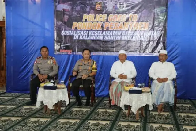 Kapolresta Tangerang Ajak Santri Jadi Pelopor Tertib Lalu Lintas Kapolresta Tangerang Ajak Santri Jadi Pelopor Tertib Lalu Lintas