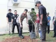 Antisipasi Banjir, Polresta Bandara Soetta Bersihkan Saluran Air & Tanam Pohon Antisipasi Banjir, Polresta Bandara Soetta Bersihkan Saluran Air & Tanam Pohon