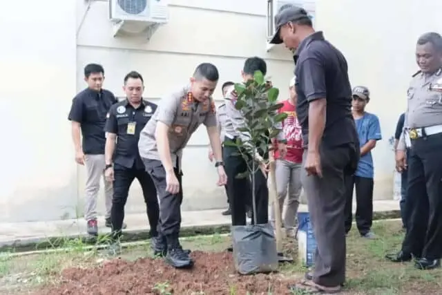 Antisipasi Banjir, Polresta Bandara Soetta Bersihkan Saluran Air & Tanam Pohon Antisipasi Banjir, Polresta Bandara Soetta Bersihkan Saluran Air & Tanam Pohon