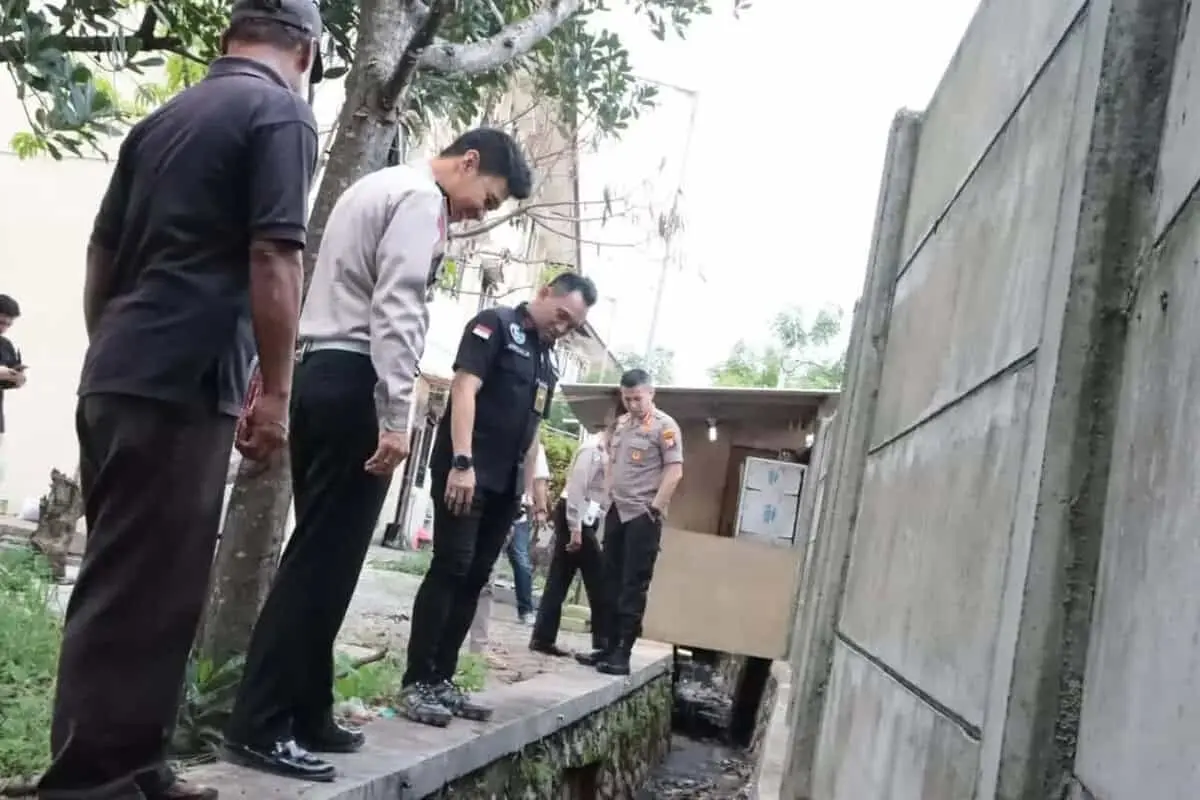 Antisipasi Banjir, Polresta Bandara Soetta Bersihkan Saluran Air & Tanam Pohon