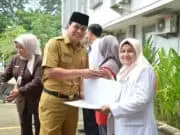 Sekda Kabupaten Tangerang Berikan Penghargaan Kepada Pegawai RSUD Balaraja Sekda Kabupaten Tangerang Berikan Penghargaan Kepada Pegawai RSUD Balaraja