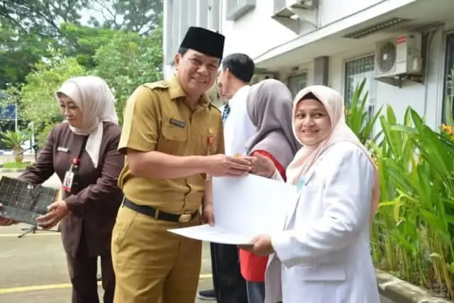 Sekda Kabupaten Tangerang Berikan Penghargaan Kepada Pegawai RSUD Balaraja Sekda Kabupaten Tangerang Berikan Penghargaan Kepada Pegawai RSUD Balaraja