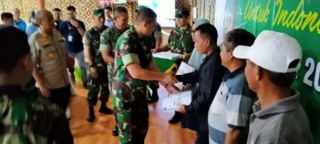 Pembagian Sembako Mewarnai Grebek Cisadane HUT Kodam Jaya di Kota Tangerang Pembagian Sembako Mewarnai Grebek Cisadane HUT Kodam Jaya di Kota Tangerang