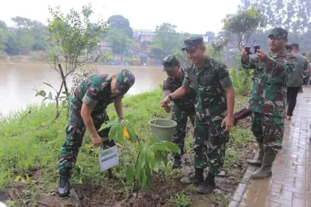 Penghijauan Bumi, Warnai Grebek Cisadane HUT Kodam Jaya ke 70 di Kota Tangerang Penghijauan Bumi, Warnai Grebek Cisadane HUT Kodam Jaya ke 70 di Kota Tangerang