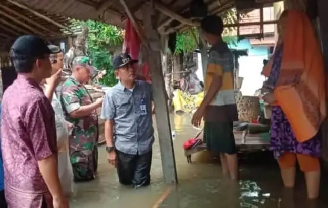 Banjir Setinggi 50 cm Rendam Ratusan Rumah Banjir Setinggi 50 cm Rendam Ratusan Rumah