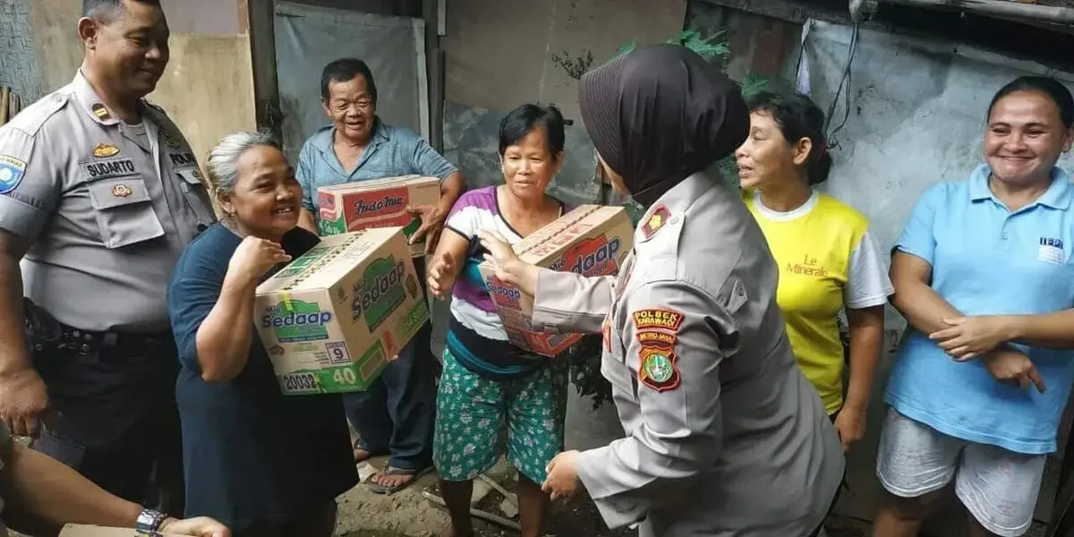 Peduli Sesama, Kapolsek Karawaci Adakan Bakti Sosial di Kelurahan Bojong Jaya Peduli Sesama, Kapolsek Karawaci Adakan Bakti Sosial di Kelurahan Bojong Jaya