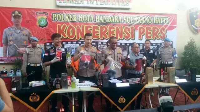 Sindikat Pengoplos dan Penjual Miras Ilegal, Diciduk Polisi Sindikat Pengoplos dan Penjual Miras Ilegal, Diciduk Polisi