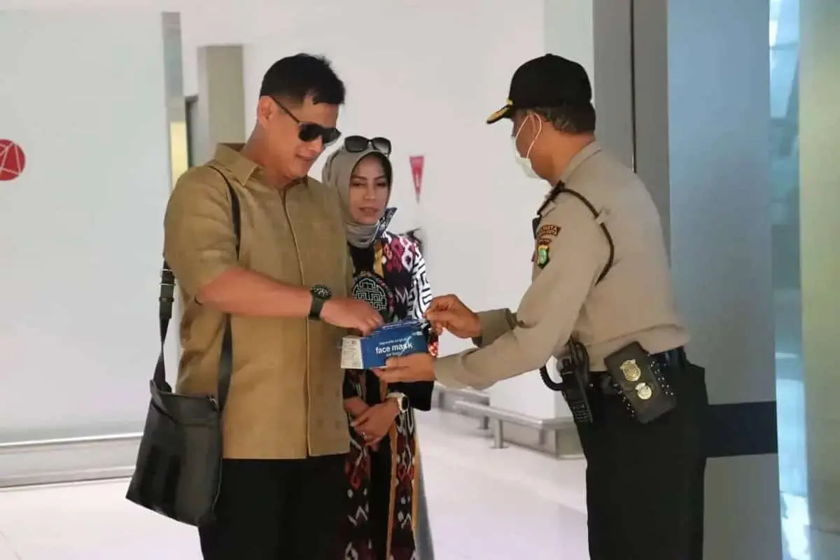 Antisipasi Virus Corona, Polisi Bagikan Masker di Bandara Soekarno Hatta