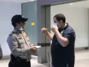 Antisipasi Virus Corona, Polisi Bagikan Masker di Bandara Soekarno Hatta Antisipasi Virus Corona, Polisi Bagikan Masker di Bandara Soekarno Hatta