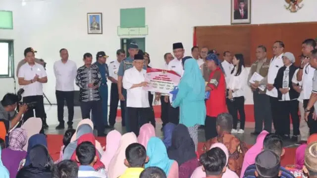 Didampingi Kapolda Banten,Wapres RI Ma'ruf Amin Sambangi Korban Banjir Bandang di Lebak Didampingi Kapolda Banten,Wapres RI Ma'ruf Amin Sambangi Korban Banjir Bandang di Lebak