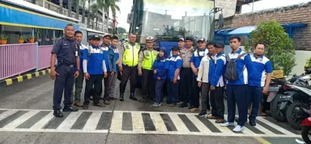 Titik Kumpul Keberangkatan Massa Buruh di Batu ceper, Dijaga Ketat Polisi Titik Kumpul Keberangkatan Massa Buruh di Batu ceper, Dijaga Ketat Polisi