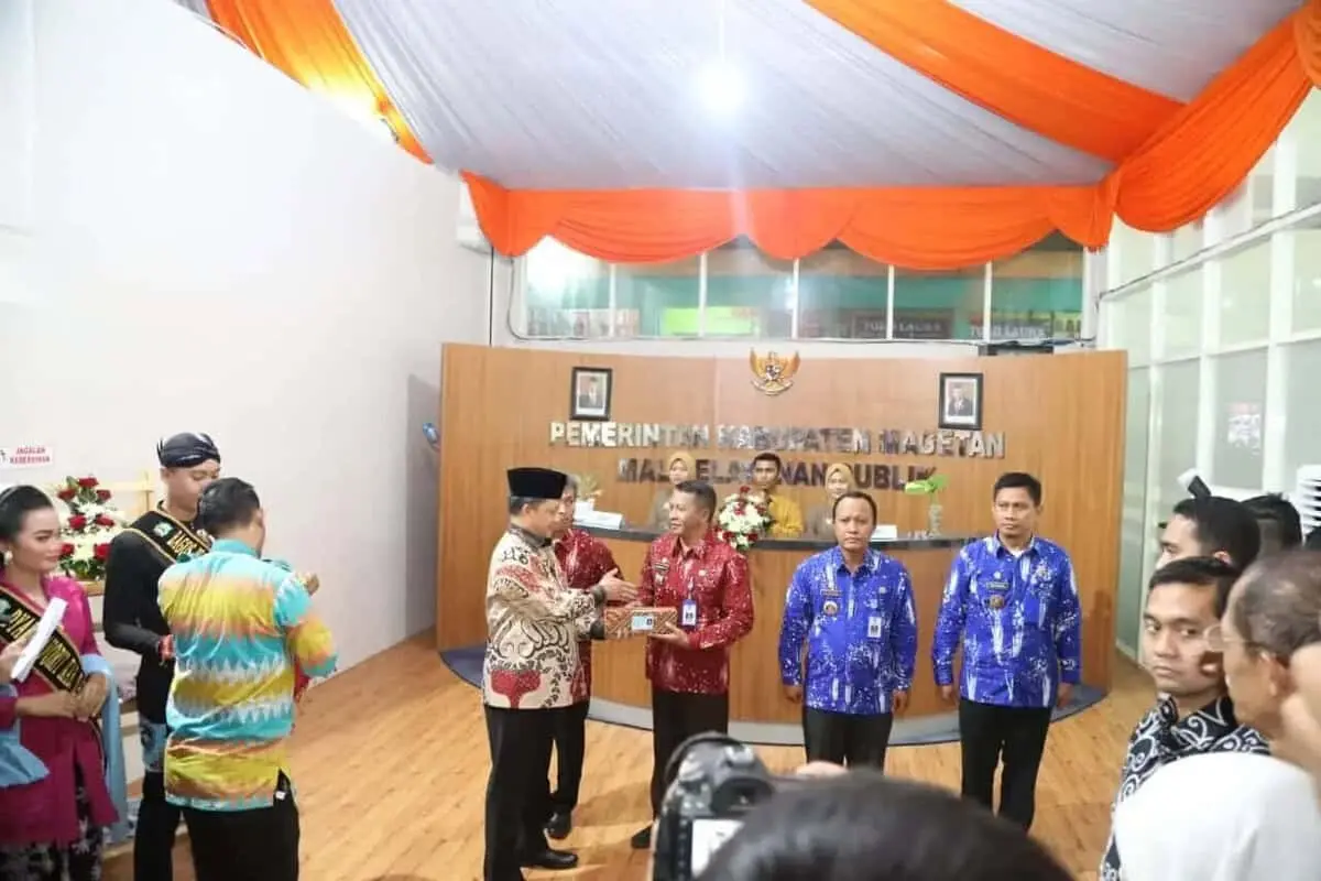 Mendagri Kunjungi Mall Pelayanan Publik Kabupaten Magetan dan Menyerahkan Mobil Damkar