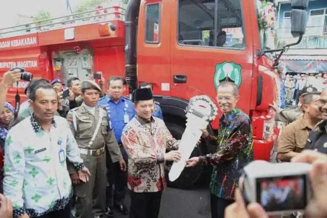 Mendagri Kunjungi Mall Pelayanan Publik Kabupaten Magetan dan Menyerahkan Mobil Damkar Mendagri Kunjungi Mall Pelayanan Publik Kabupaten Magetan dan Menyerahkan Mobil Damkar