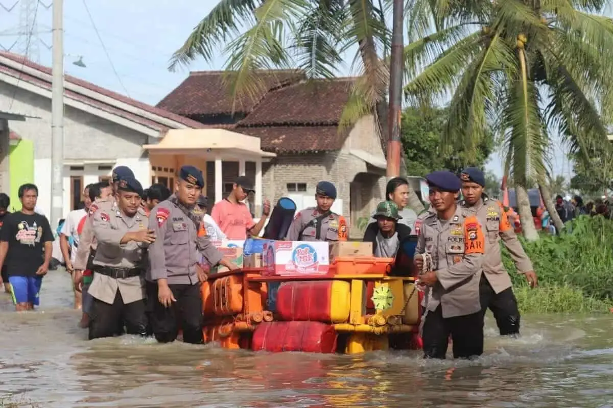 Gunakan Perahu Rakit, Sat Brimob Polda  Banten Salurkan Batuan Korban Banjir