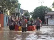 Gunakan Perahu Rakit, Sat Brimob Polda Banten Salurkan Batuan Korban Banjir Gunakan Perahu Rakit, Sat Brimob Polda Banten Salurkan Batuan Korban Banjir