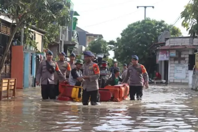 Gunakan Perahu Rakit, Sat Brimob Polda Banten Salurkan Batuan Korban Banjir Gunakan Perahu Rakit, Sat Brimob Polda Banten Salurkan Batuan Korban Banjir