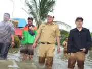 Sekda Tinjau Banjir di Pasar Kemis Sekda Tinjau Banjir di Pasar Kemis