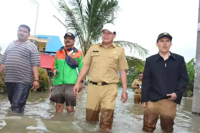 Sekda Tinjau Banjir di Pasar Kemis Sekda Tinjau Banjir di Pasar Kemis