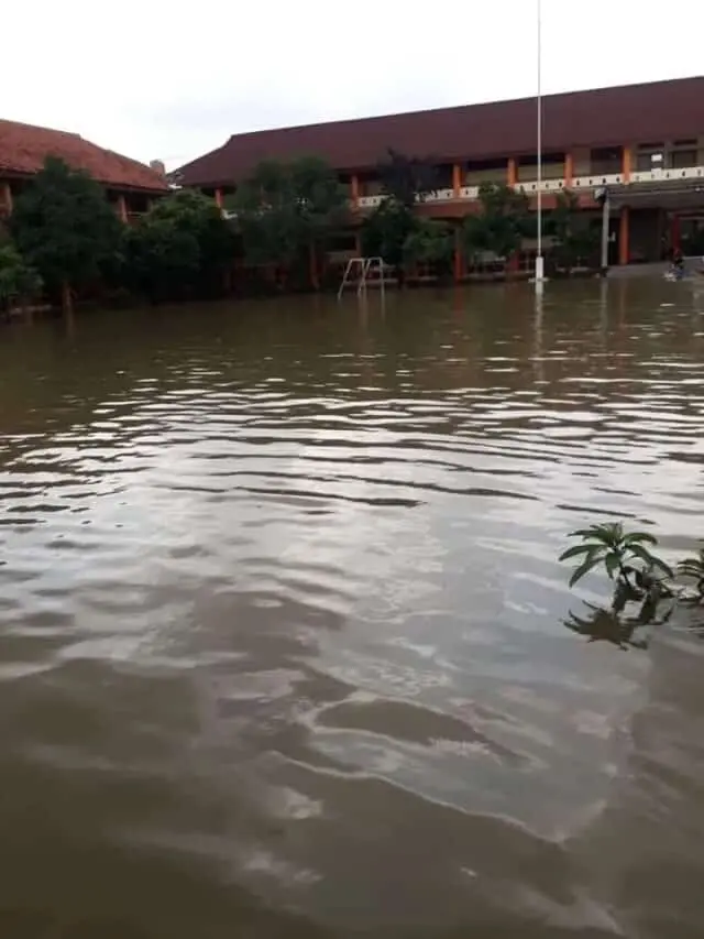 Empat SMP Negeri Di Kabupaten Tangerang Dilanda Banjir Empat SMP Negeri Di Kabupaten Tangerang Dilanda Banjir