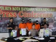 Pelaku Sindikat Pemalsu Dokumen Berhasil Dibekuk Polisi Bandara Soetta Pelaku Sindikat Pemalsu Dokumen Berhasil Dibekuk Polisi Bandara Soetta