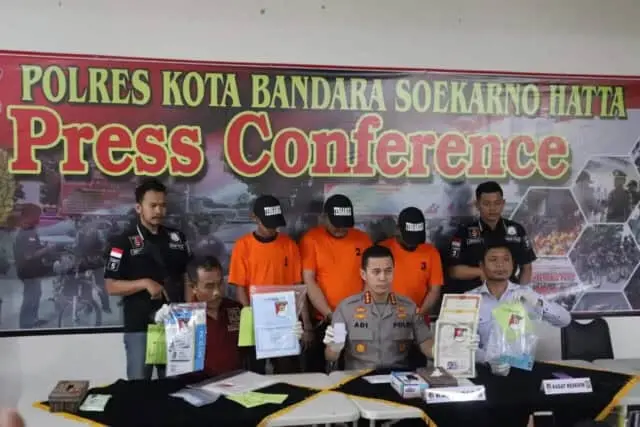 Pelaku Sindikat Pemalsu Dokumen Berhasil Dibekuk Polisi Bandara Soetta Pelaku Sindikat Pemalsu Dokumen Berhasil Dibekuk Polisi Bandara Soetta